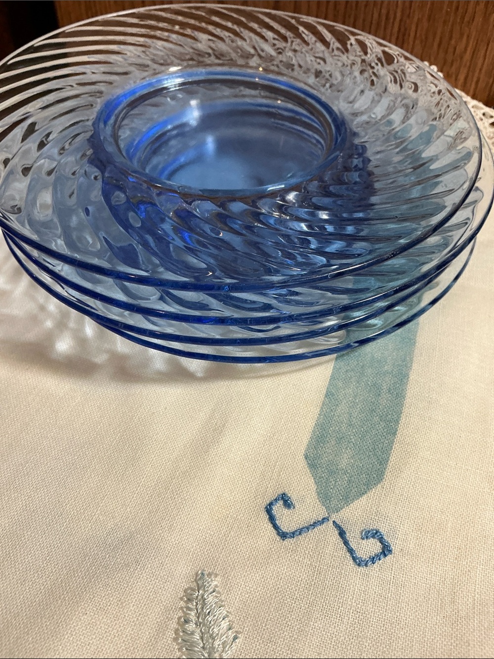 Four depression glass plates twisted optics design
6 inches light blue color - Picture 4 of 4
